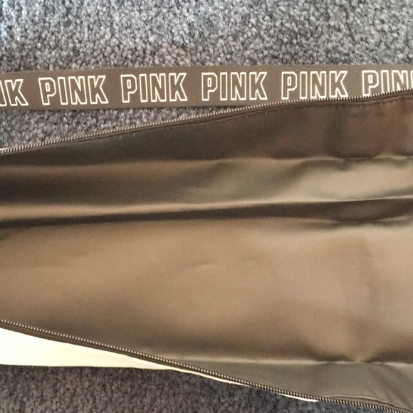 *HP!* NWT PINK Victoria’s Secret cooler. Light green, white, and black. - Picture 4 of 5